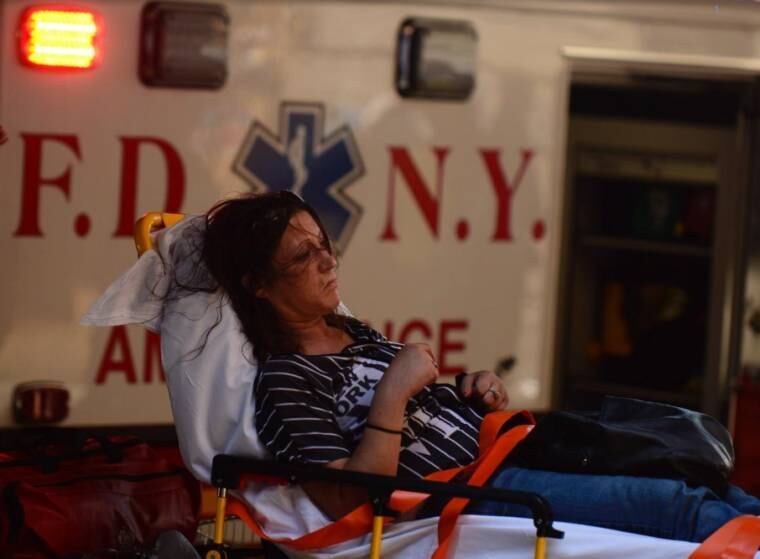 Ao lado de muitos desses usuários, estavam pacotes com os apelidos dessas drogas conhecidos nas ruas. Doze pacientes foram levados para Woodhull Hospital. Cinco foram levados para Wyckoff Heights Medical Center