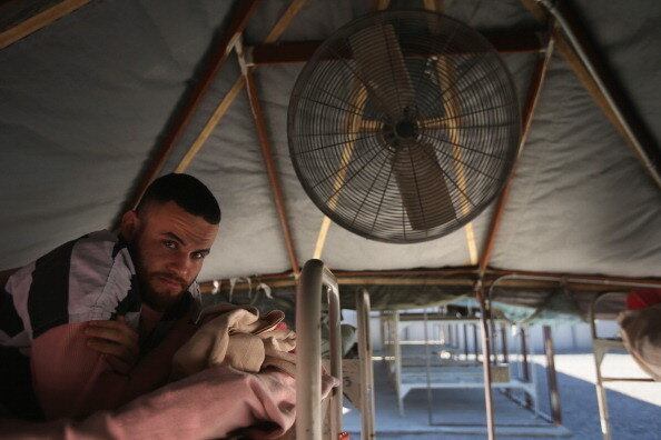 Em Phoenix, EUA, as condições da prisão de Maricopa County já foram consideradas inconstitucionais. As temperaturas de algumas celas são altíssimas e outros espaços ficam a céu aberto. Além disso, todos os detentos são obrigados a usar roupas íntimas rosa