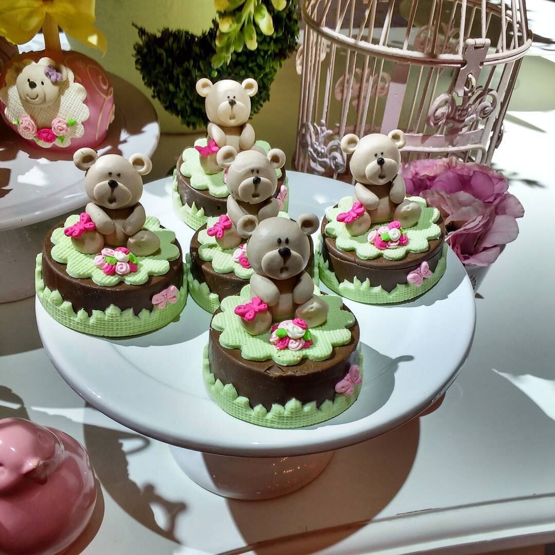 A mesa de doces estava decorada com muitas cores
