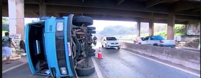 Caminhão interdita uma faixa do Anel Rodoviário