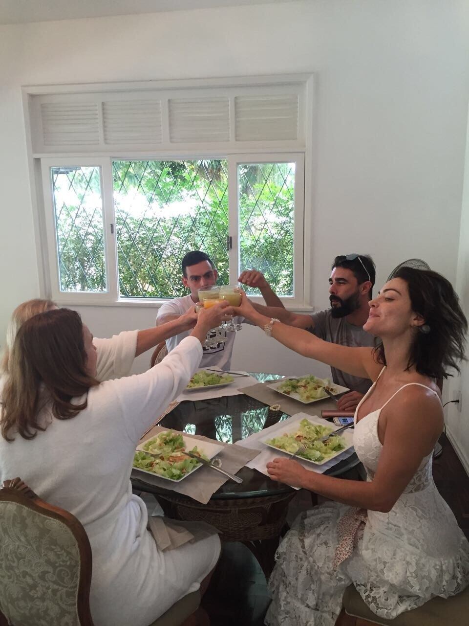 Ao se casarem, Laura e Jorge substituíram as alianças por uma tatuagem que sela o amor do casal. Autêntico, não? 