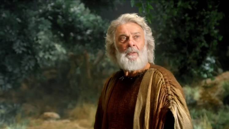 Abrão se torna Abraão e Sarai se torna Sara. O patriarca sela uma nova aliança com Deus, que lhe batiza com outro nome, promete um filho vindo de Sara e pede para que todos os homens sejam circuncisados