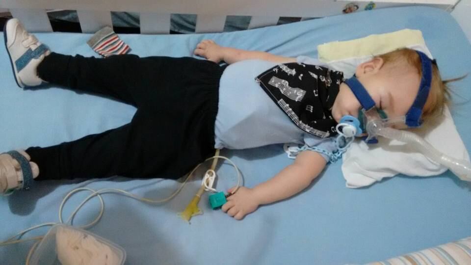 Após essa primeira desilusão, os pais de Miguel tiveram uma
nova esperança quando ficaram sabendo, por meio de um site do governo
norte-americano, que haviam sido abertas vagas para uma nova pesquisa na
Alemanha — conduzida pela mesma empresa farmacêutica e que estaria com vagas
abertas para crianças de idade entre 8 e 18 meses de vida