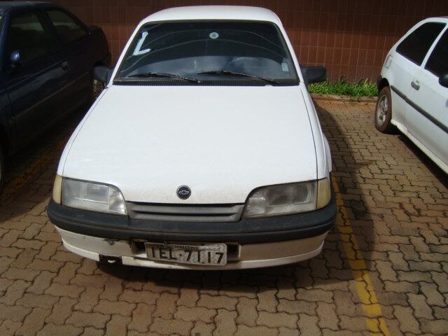 Também pintado na cor branca, está disponível o Chevrolet
Monza GL, ano e modelo 1995, movido a gasolina. Para estacionar o carro na
garagem de casa, o interessado terá que pagar, no mínimo, R$ 1.500
