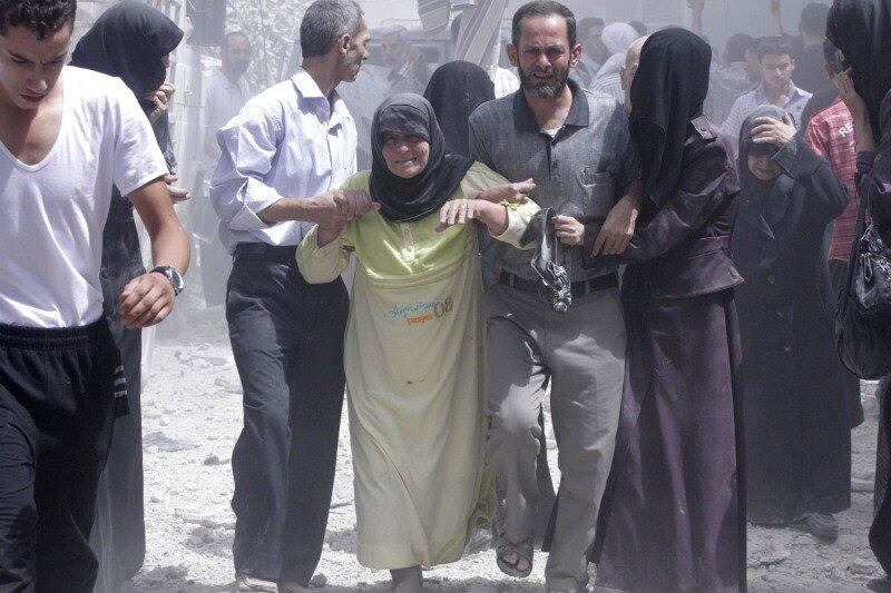 Um bombardeio da aviação do governo na província de Idlib, na Síria, deixou duas mulheres e cinco crianças mortas, informou Observatório Sírio de Direitos Humanos. O ataque aconteceu na aldeia de Sha'anan, em Jabal Zauya, na fronteira com a Turquia. A ONG acrescentou que um ataque semelhante aconteceu na área de Yisr al Shogur, na mesma província, onde poderia haver, segundo informações preliminares, cinco feridos, entre eles mulheres. Na província de Al Raqqah, também no norte do país, aviões do regime lançaram dois bombardeios contra posições do grupo radical Estado Islâmico (EI), próximo à cidade de Al Tabaqa, sem vítimas