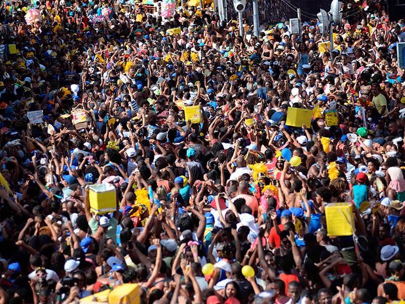 Patrocinado pelo Governo do Estado, o trio sem cordas saiu pelo segundo dia consecutivo