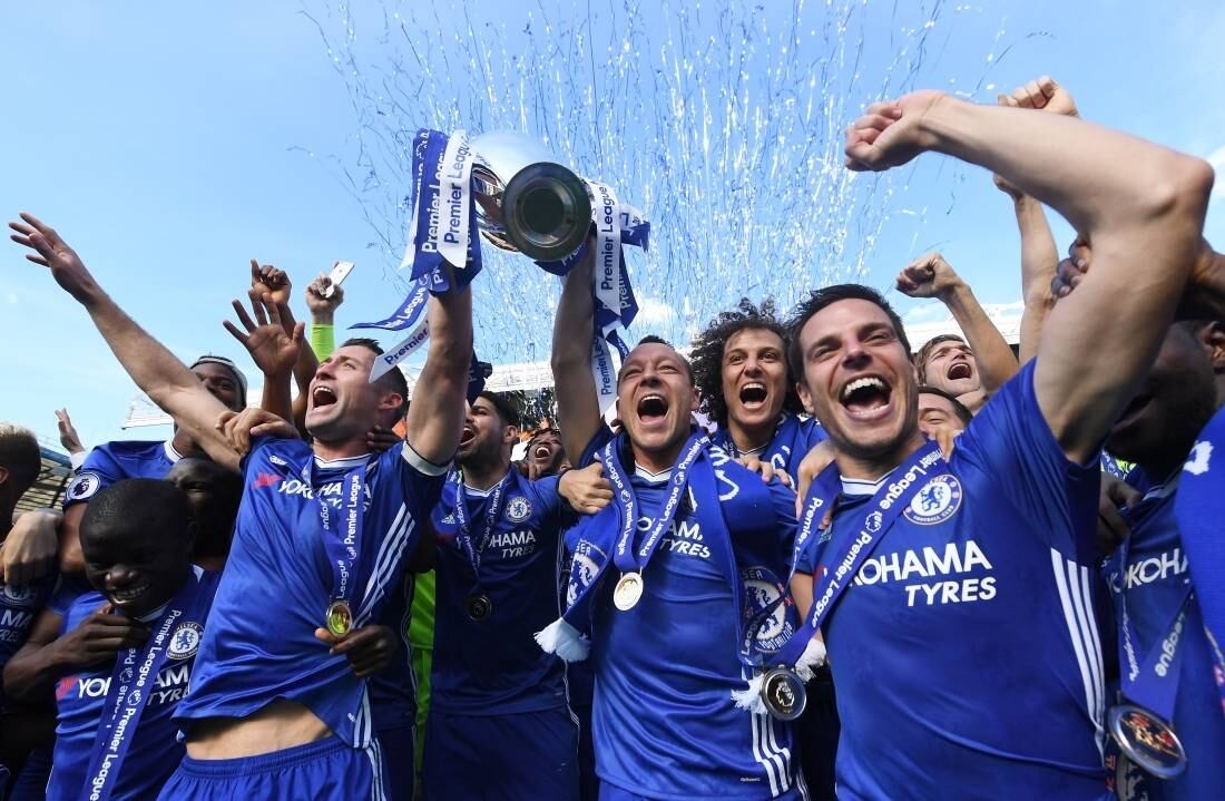 Se o City goleou em sua despedida do Inglês, o campeão
Chelsea não ficou atrás. A equipe londrina recebeu o lanterna e rebaixado
Sunderland e fez valer sua superioridade ao triunfar por 5 a 1. O confronto
marcou a entrega da taça de campeão aos Blues e a despedida de John Terry do
clube
