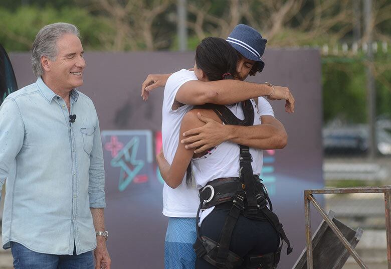 Eles trocaram várias
indiretas e tentam se acertar. Dessa forma, a competição recomeça com
mais um desafio dos homens e das mulheres