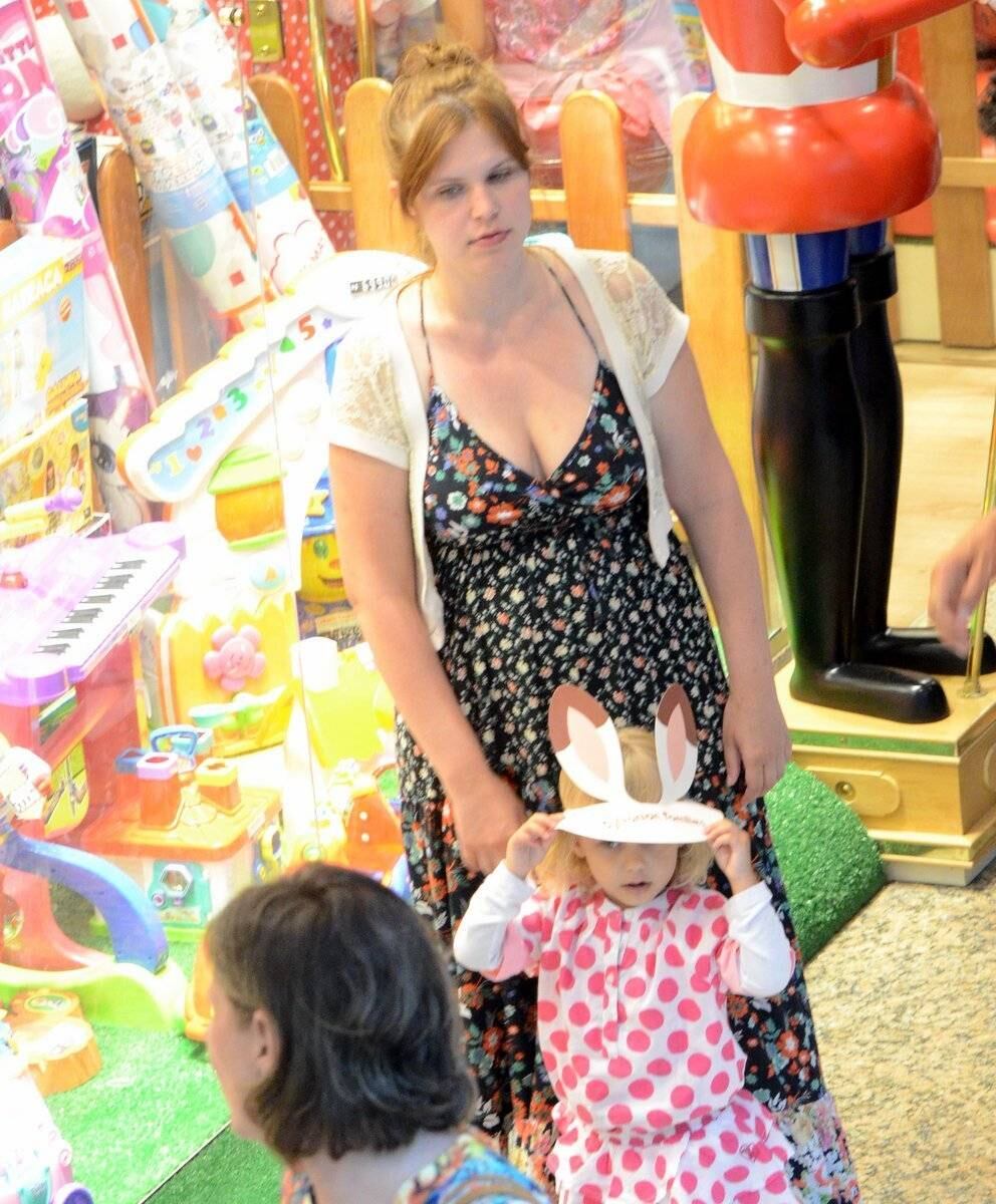 Carolinie Figueiredo e Guga Coelho curtem filhos durante passeio
Tal pai tal filho: filhos de famosos seguem a carreira do pais