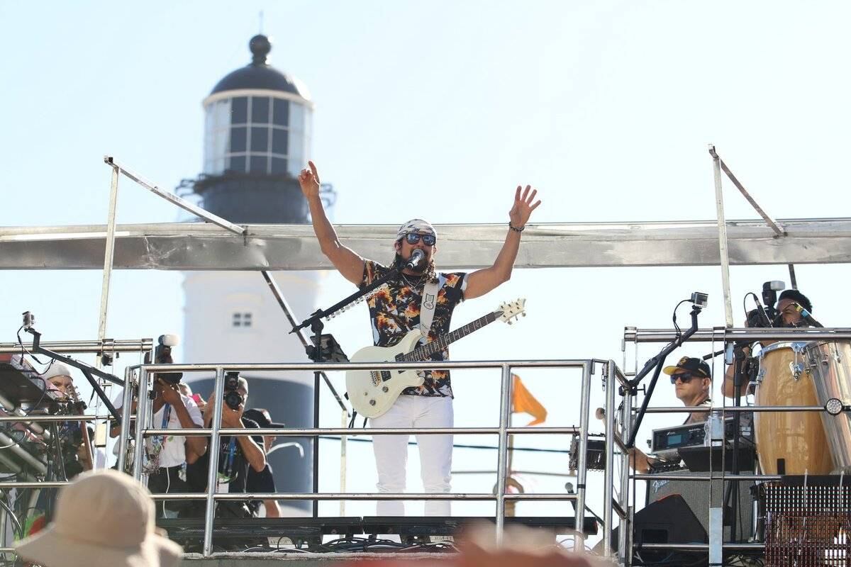 Em seguida foi a vez de Bell Marques levar os foliões à loucura