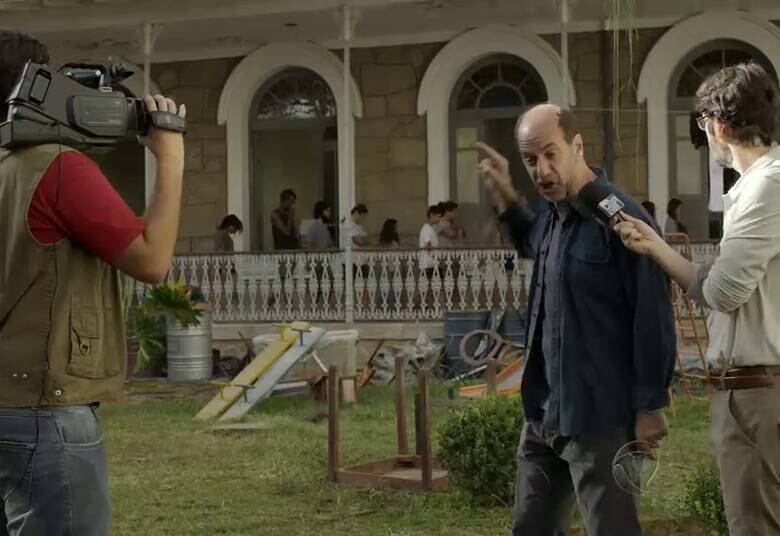 Revoltado com tudo o que aconteceu, Sereno fala com a imprensa relatando todos os problemas dos abrigos lotados. Durante a entrevista, uma grande rebelião explode no local