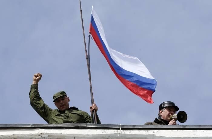 Os soldados usam adereços com cores da bandeira russa