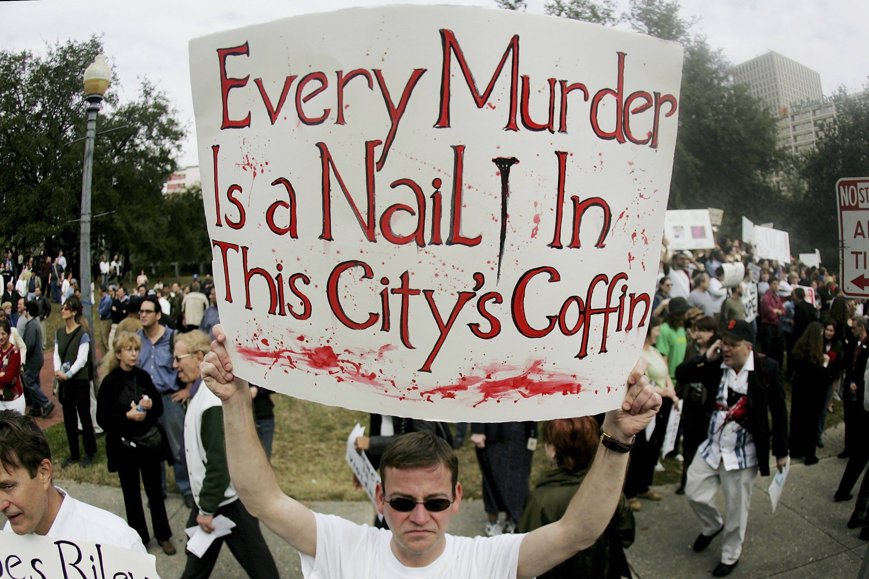 

A primeira cidade dos Estados Unidos a aparecer na lista é
Nova Orleans, ocupando a 17ª posição do ranking. Outras cidades americanas que estão entre as 50 mais perigosas são Detroit (21ª), St. Louis (40ª), Baltimore (41ª) e Oakland (43ª).

Na imagem acima, homem protesta contra a violência em Nova Orleans. No cartaz aparece a frase "cada assassinato é um prego no caixão desta cidade"