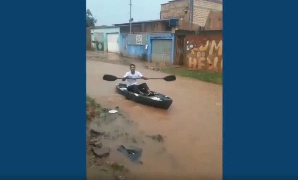 Morador usa barco para se locomover em rua do Sol Nascente
