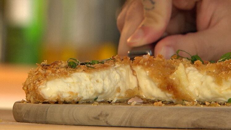 Camembert empanado com mel 

Ingredientes
Queijo de mofo branco (camembert ou brie)
Farinha de trigo
Farinha panko ou farinha de pão processada
Sal a gosto
Mel a gosto
1 ou 2 ovos (a depender do tamanho do queijo)
Cebolinha 

Modo de preparo
Coloque o ovo e as farinhas em 3 bowls separados. Salgue os três ingredientes. Passe o queijo na farinha de trigo, depois no ovo. Verifique se o queijo está coberto pelo ovo em todas as partes. Em seguida, na farinha panko. Com o empanamento finalizado, deixar na fritadeira elétrica por 20 minutos a 180 graus. Finalize com cebolinha e mel. 

