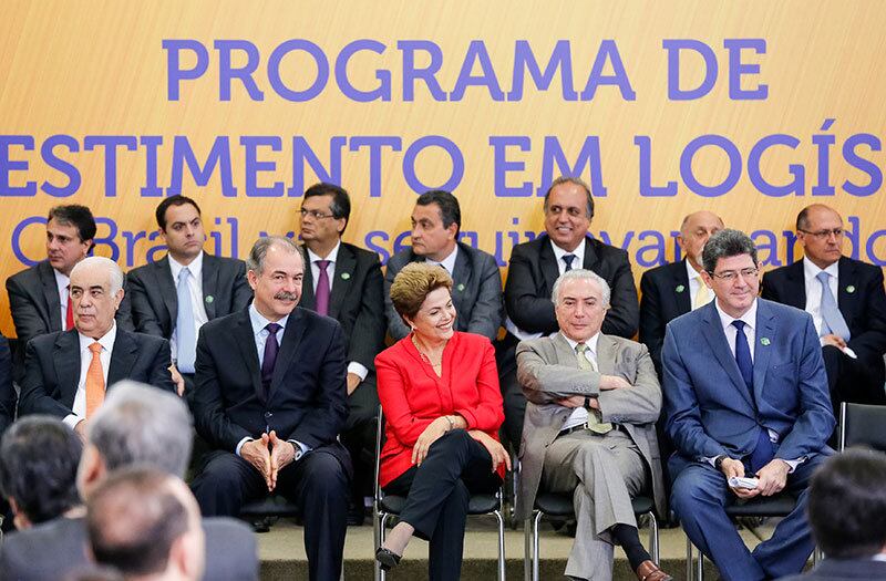 Ao lado dos ministros Aloísio Mercadante (Casa Civil) e Joaquim Levy (Fazenda) e do vice-presidente Michel Temer, Dilma anunciou pacote de concessões para alavancar economia do País