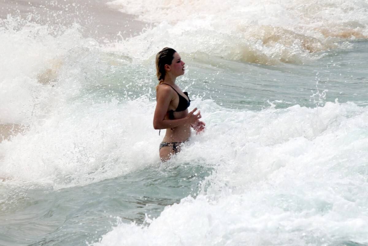 Bruna Linzmeyer foi à praia nesta quinta-feira (16)