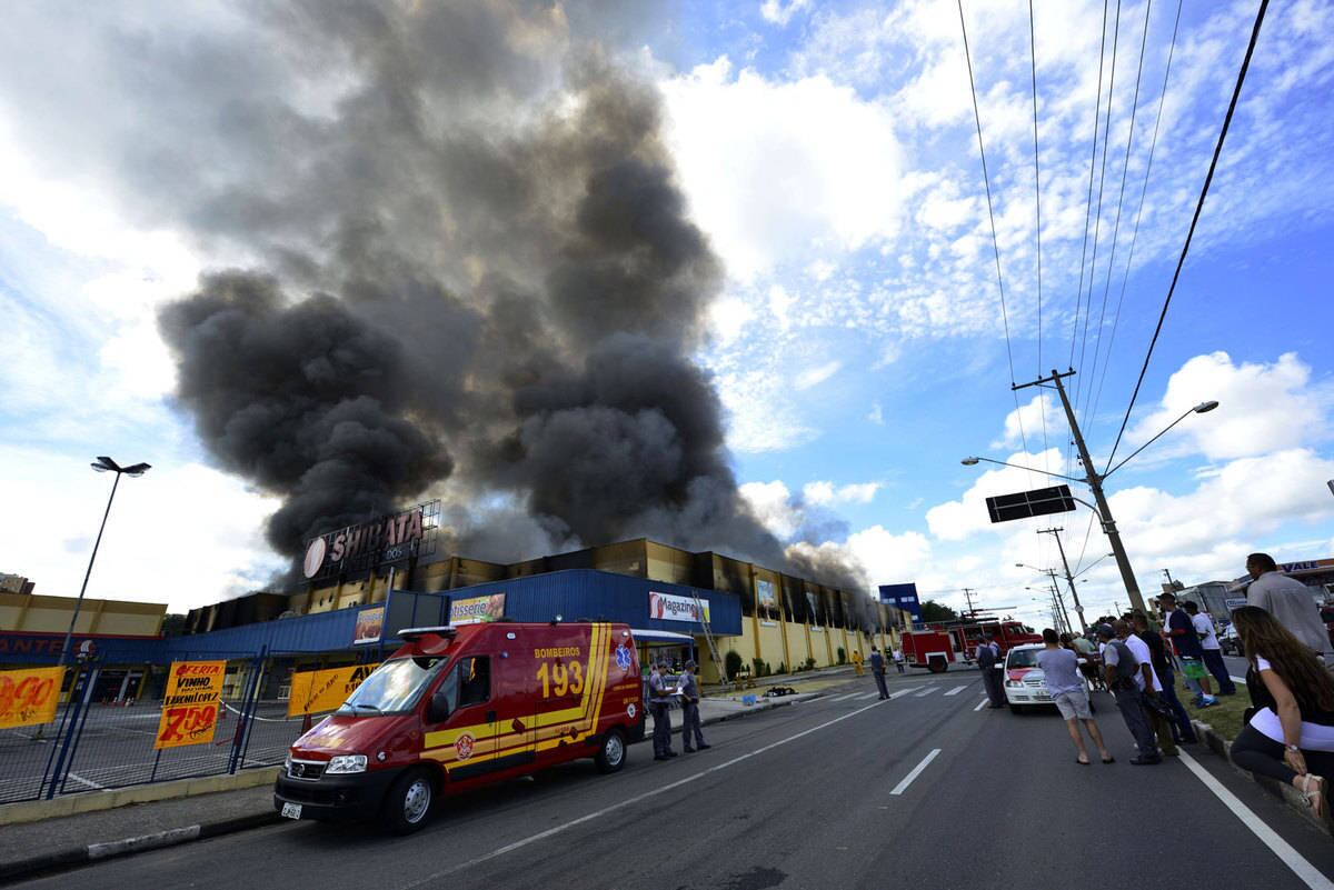 Fogo destruiu loja do Supermercado Shibata em Jacareí