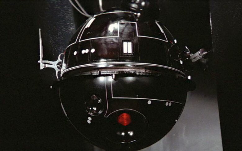 Apesar do medo geral, alguns moradores apelidaram os OVNIs de IT-O
Interrogator, o droid capaz de arrancar confissões ultra-secretas de
seus interrogados em Star Wars (Guerra nas Estrelas