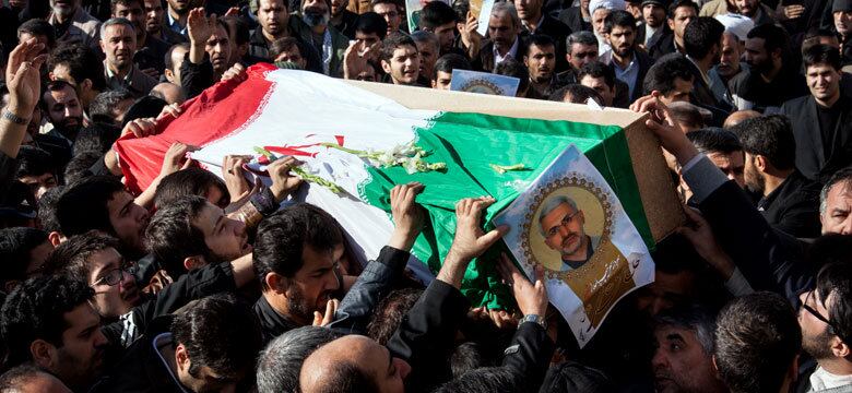 Iranianos carregaram o caixão do general Hassan Shateri pelas ruas de Teerã na quarta-feira (13)