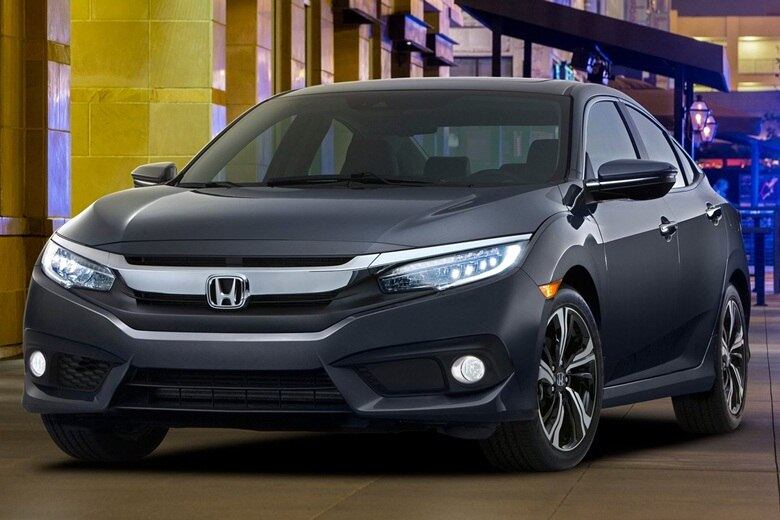 A Honda revelou na noite desta quarta-feira (16), nos Estados Unidos, as primeiras imagens oficiais do novo Civic. Refeito do zero, o sedã chega à décima geração com design de cheio de personalidade, marcado na dianteira pela grade cromada que interliga os faróis iluminados por LEDs. Conforme antecipou o parceiro Autos Segredos, o modelo estreia no Brasil em abril de 2016, já nacionalizado na fábrica de Sumaré, no interior de São Paulo