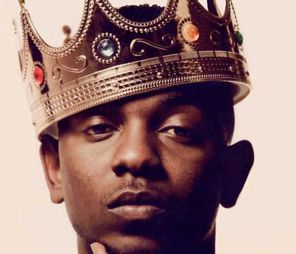 Kendrick, porém, não é nenhum novato. Ele trabalha com rap há quase uma década. Seu segundo disco, good kid, m.A.A.d city (2012), concorreu a diversas categorias no Grammy, mas não garantiu nenhum prêmio. A decisão da Academia foi vista como uma das maiores injustiças da história. Só faltou o Kanye West subir no palco e discursar contra os vencedores da noite. Mas, tudo bem. Em 2015, o Grammy reconheceu o talento de Kendrick e o rapper levou para casa o gramofone por Melhor Composição de Rap e Melhor Performance de Rap com a música i