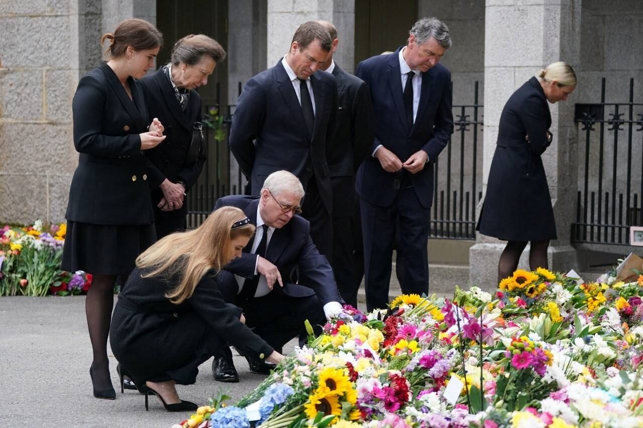 Membros da família real observam homenagens à rainha na Escócia