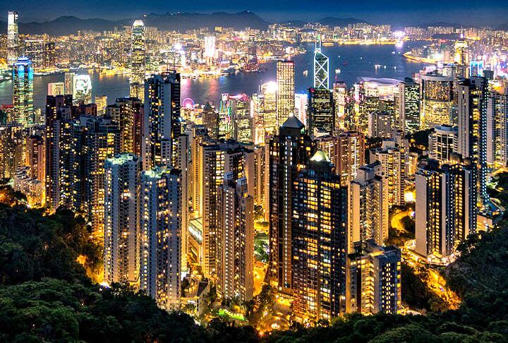 Hong Kong -De acordo com o World Population Review (que não inclui Mônaco em seu ranking), tem a maior expectativa de vida do mundo 88 anos para mulheres e 82 anos para homens, deixando a média combinada em torno de 85 anos.