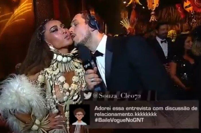 No fim da entrevista, o apresentador ainda deu um beijo carinhoso em Sabrina