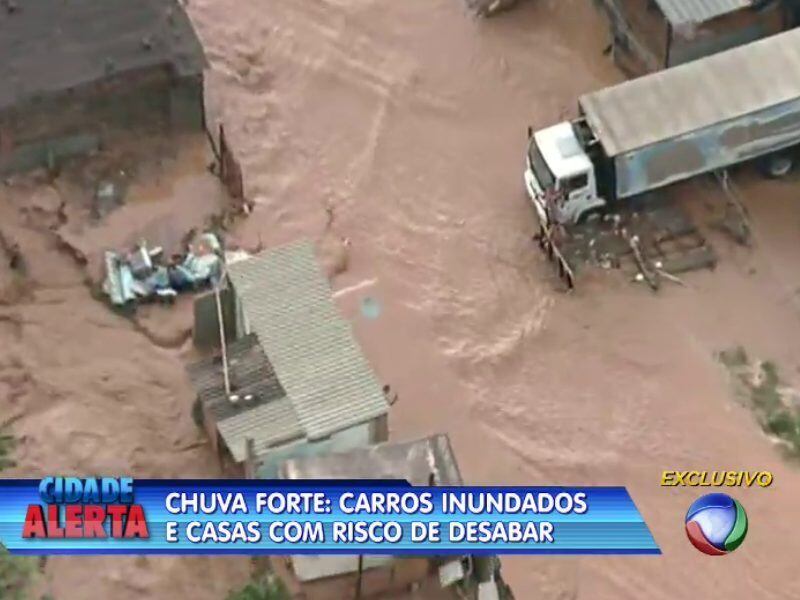 As casas e prédios estão ilhados, porque as águas impedem o acesso das pessoas às construções
