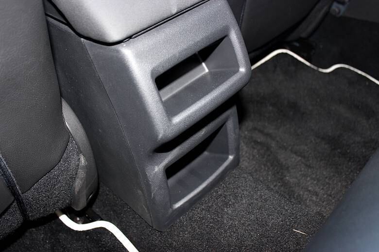 Ausência de saída traseira de ar-condicionado piora ainda mais a situação dos passageiros atrás 

Luiz Betti/R7
