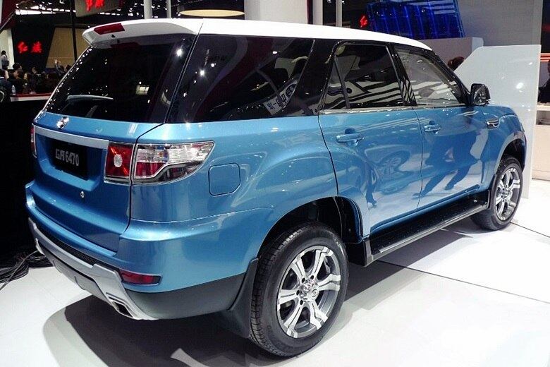 Este outro genérico, porém, não chega a reproduzir tantos detalhes da carroceria quanto o Landwind X7