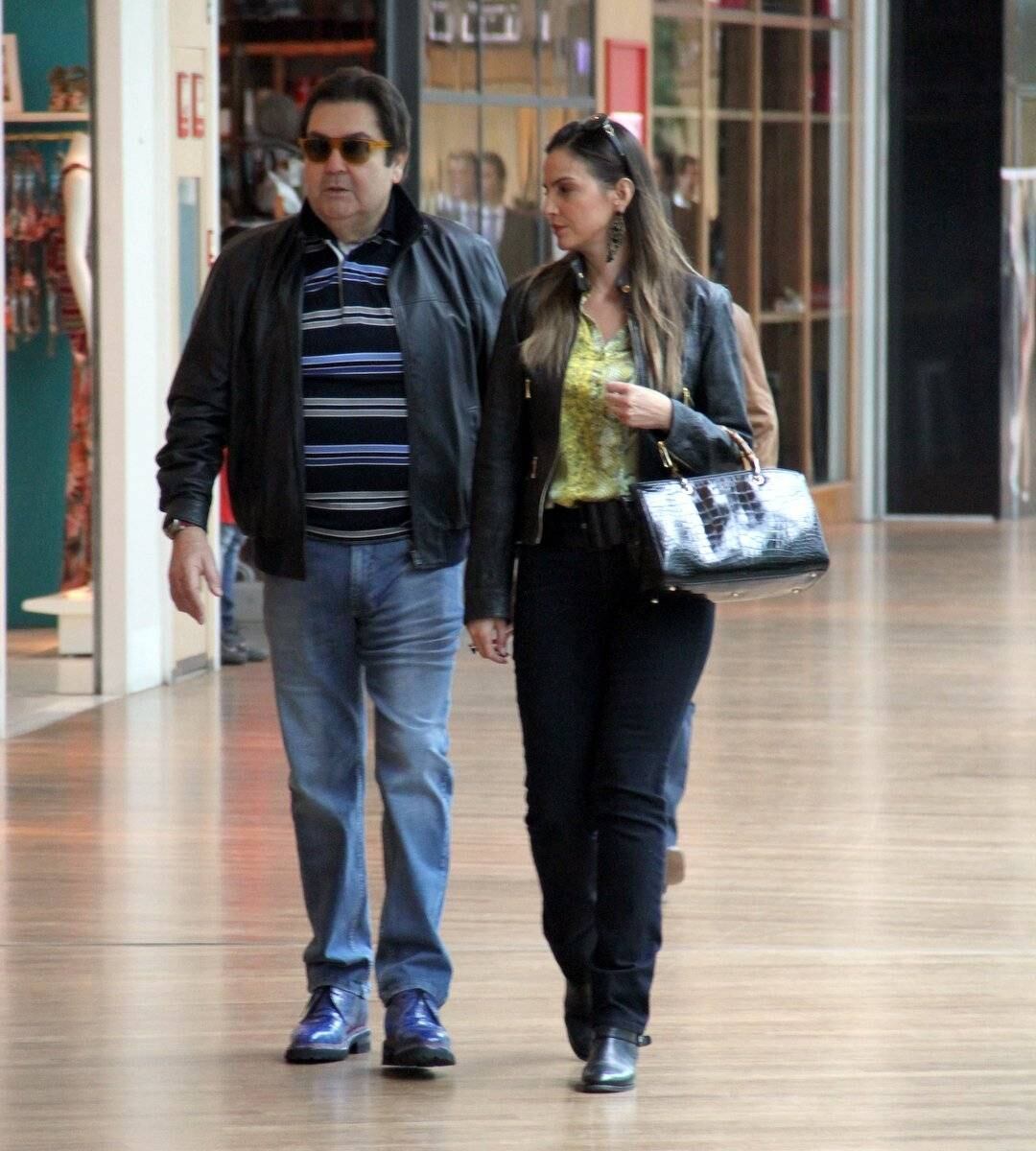 As lentes eram levemente arredondadas e deixaram o visual de Fausto bem mais moderno