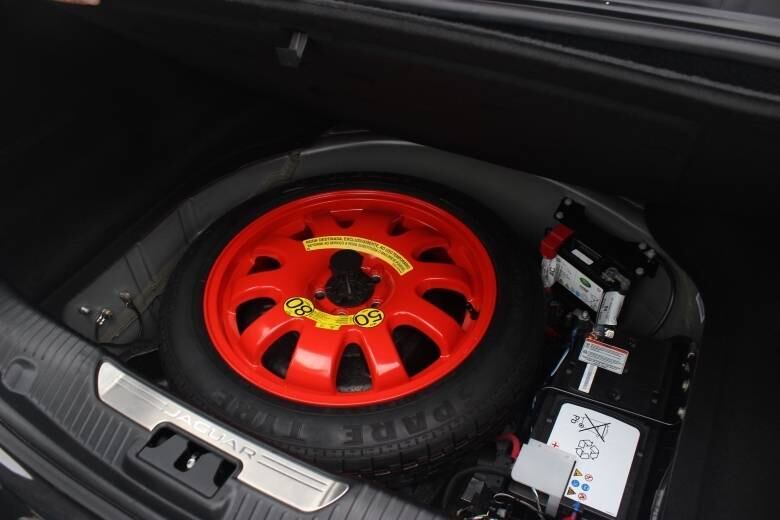 Estepe situado abaixo do assoalho do porta-malas fica próximo às baterias e pode rodar até 80km/h
