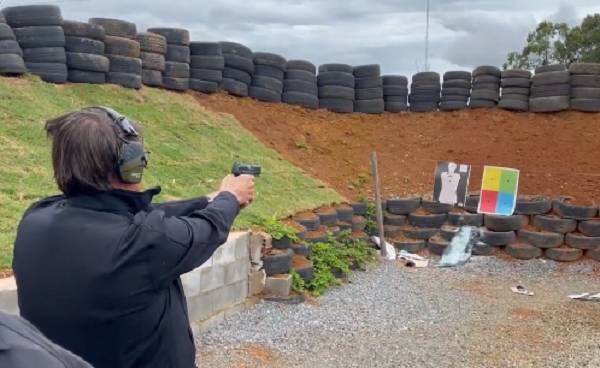 Bolsonaro visita estande de tiro e dispara durante treinamento