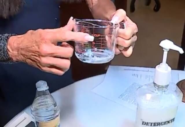 É possível substituir o amaciante por meia xícara de vinagre branco de álcool. Maria Eugenia garante que suas roupas não ficaram com cheiro de salada!