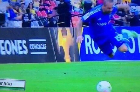 Momento em que o jogador faz a falta nele mesmo. Bizarro!
