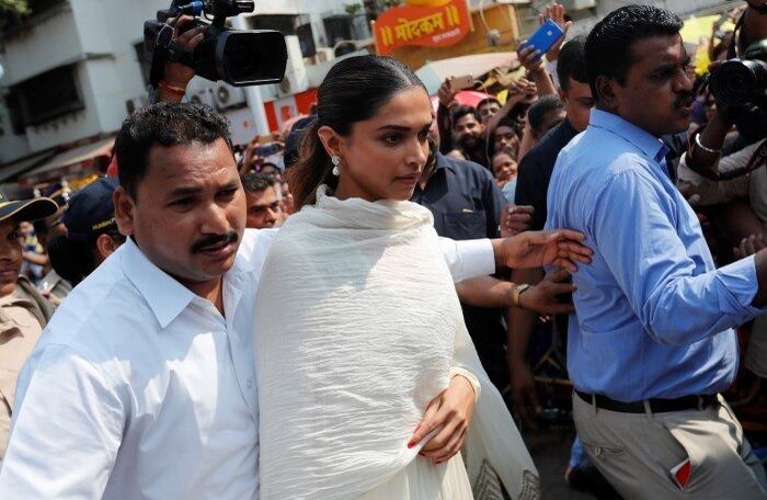 A atriz que interpreta a rainha Rani Padmaavati, Deepika Padukone, recebeu ameaças de grupos hindus radicais e passou a andar escoltada. Tanto ela quanto o diretor, Sanjay Leela Bhansali, negam que a obra contenha qualquer tipo de romance entre a rainha e o rei muçulmano Allhaudi Khilji. Segundo a lenda, Khilji captura o reino de Padmaavati e ela comete suicídio.