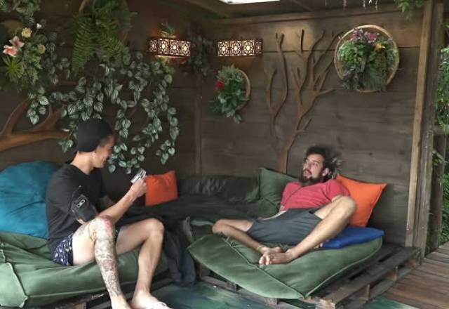 A amizade entre Biel e Cartolouco foi instantânea e, desde os primeiros momentos na sede, os peões se aproximaram. Outros participantes até demonstravam um pouco de ranço da amizade dos dois, já que eles viviam brincando. Mateus era um deles. O ator, que no início teve desentendimentos com o funkeiro, só foi se acertar com o cantor no decorrer da temporada