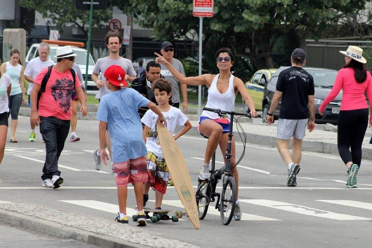 Mãezona sarada! Ana Lima leva os filhos para se divertir e comemorar Dia das Mães
