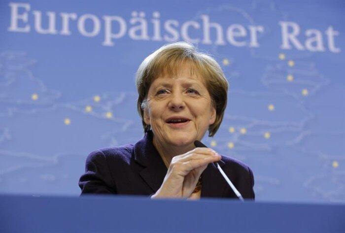 Merkel: "Membros da zona do euro concordaram em negociar com a Grécia um novo pacote de ajuda"