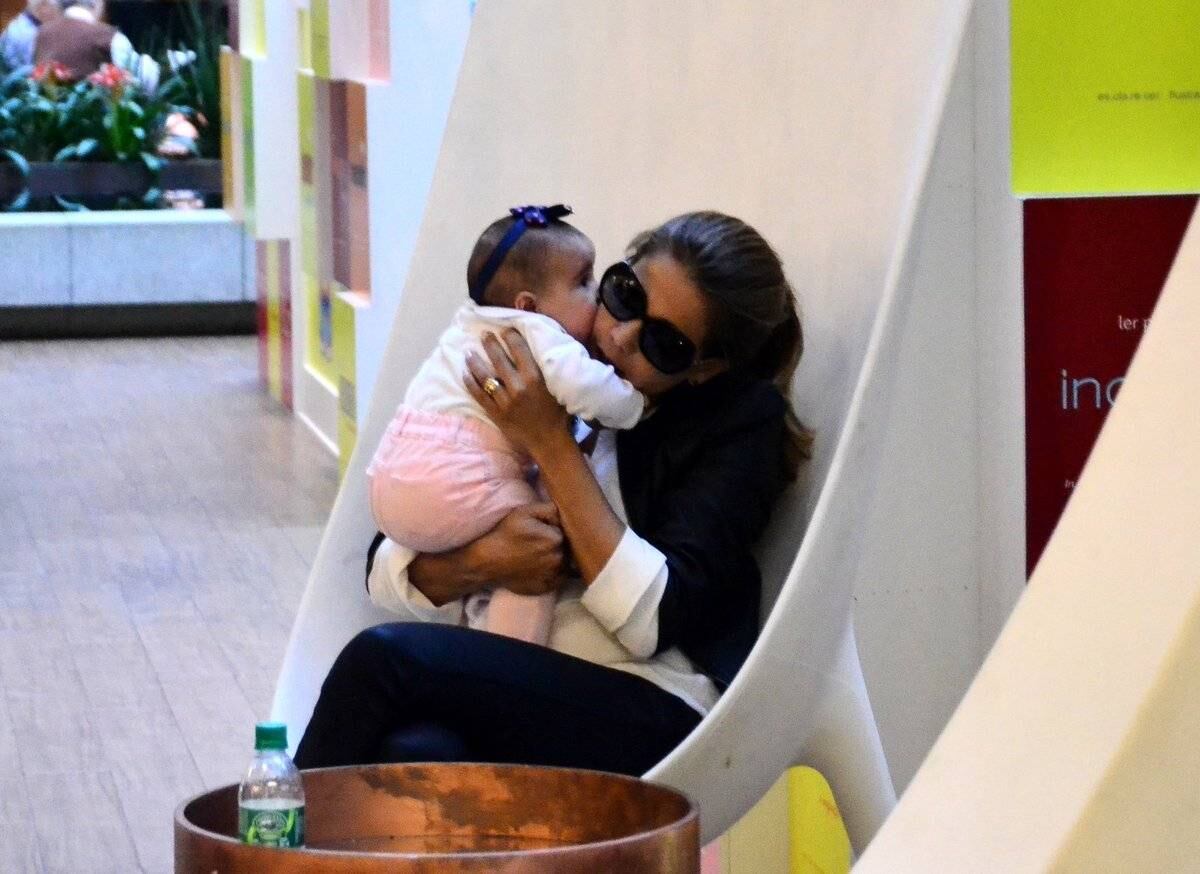 A bebê retribuiu os carinhos da mamãe