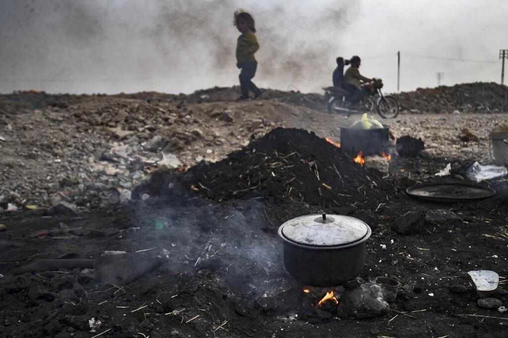 Esse acampamento é administrado pelos curdos e abriga cerca de 50 mil pessoas, incluindo parentes de supostos jihadistas, mas também sírios e iraquianos deslocados