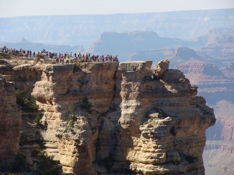 Cerca de 8 milhões de pessoas visitam anualmente o parque do Grand Canyon, desfrutando de experiências únicas