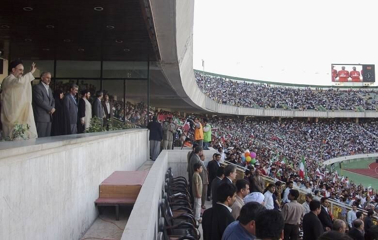 O estádio Azadi, situado no Teerã, capital do Irã, tem capacidade para quase 100 mil pessoas. O recorde de público foi em 2003, quando houve 120 mil torcedores. O que o deixa ainda mais intimidador é que apenas homens vão aos jogos, uma vez que as mulheres são proibidas de entrarem em estádios