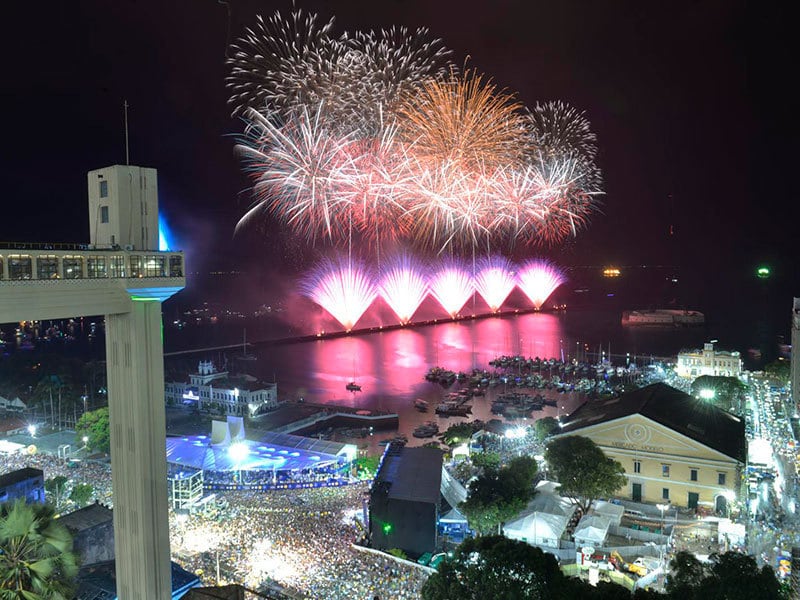Dezessete toneladas de fogos de artifícios foram espalhados em pontos estratégicos da cidade