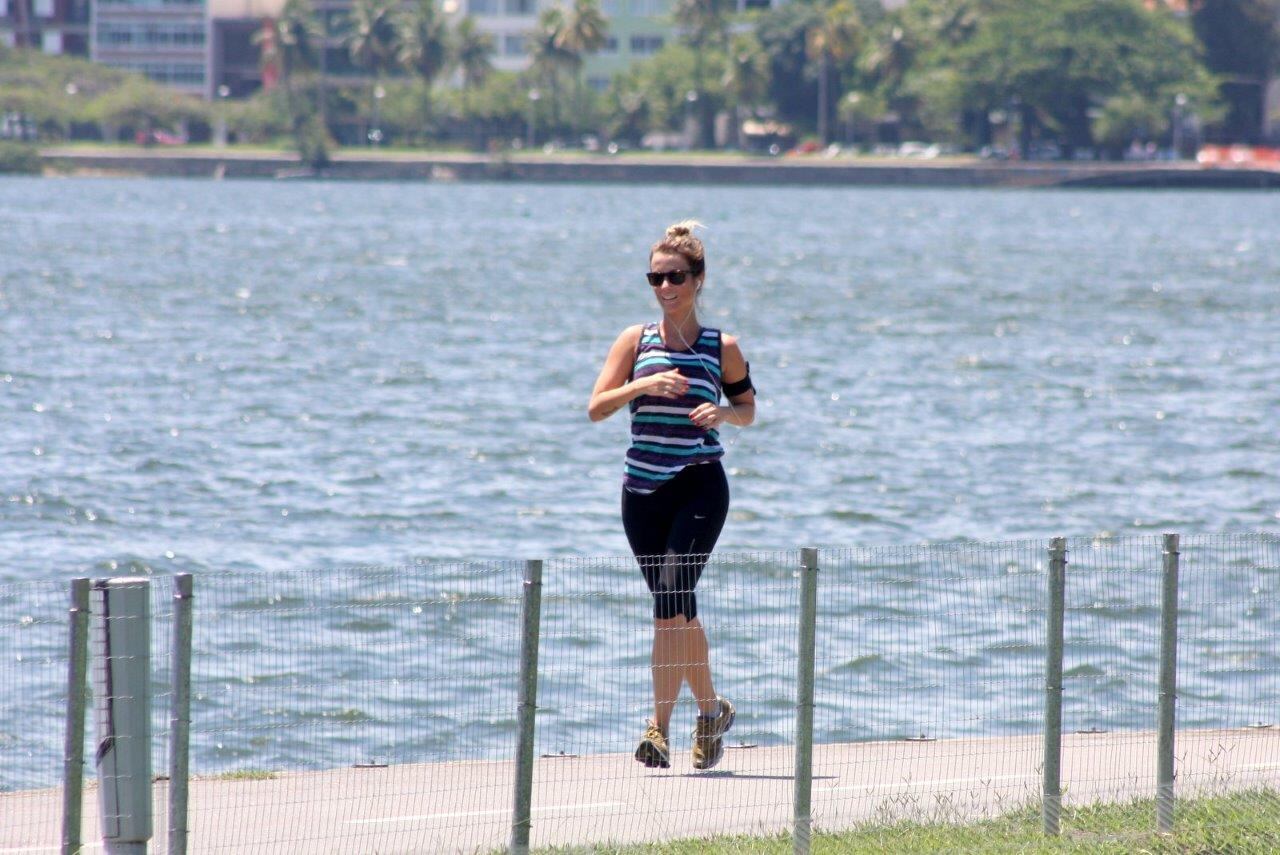 Juliana corre em torno da Lagoa Rodrigo de Freitas, no Rio