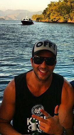 O moreno é um dos vinte participantes do reality show