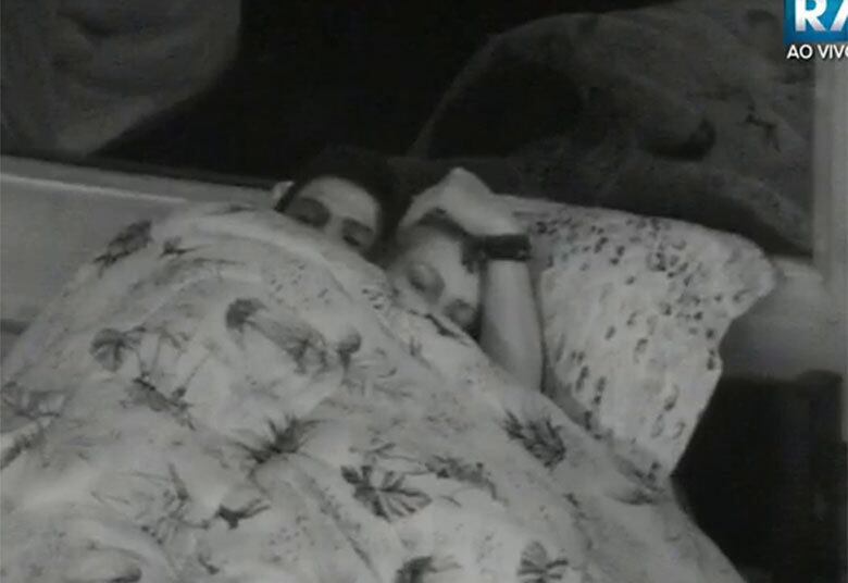 A sintonia do casal resultou
em algumas noites embaixo do edredom   

+ JP Mantovani conversa com Gianne Albertoni logo após sua saída de A Fazenda
+ Chuva de tuítes: Douglas Sampaio lê mensagens dos internautas; assista ao vídeo!
+ Ana Paula afirma para Luka que não é perfeita: "Não sou a mulher dos sonhos do Thiago"
+ JP Mantovani é o décimo primeiro eliminado de A Fazenda. Relembre a trajetória do peão
+ Aguenta, coração! Relembre as emocionantes cartas de despedida deixadas pelos peões de A Fazenda
+ Para JP Mantovani, Rayanne Morais só faz tipo e está encenando: "Acho que a Rayanne tá atuando bem!"
