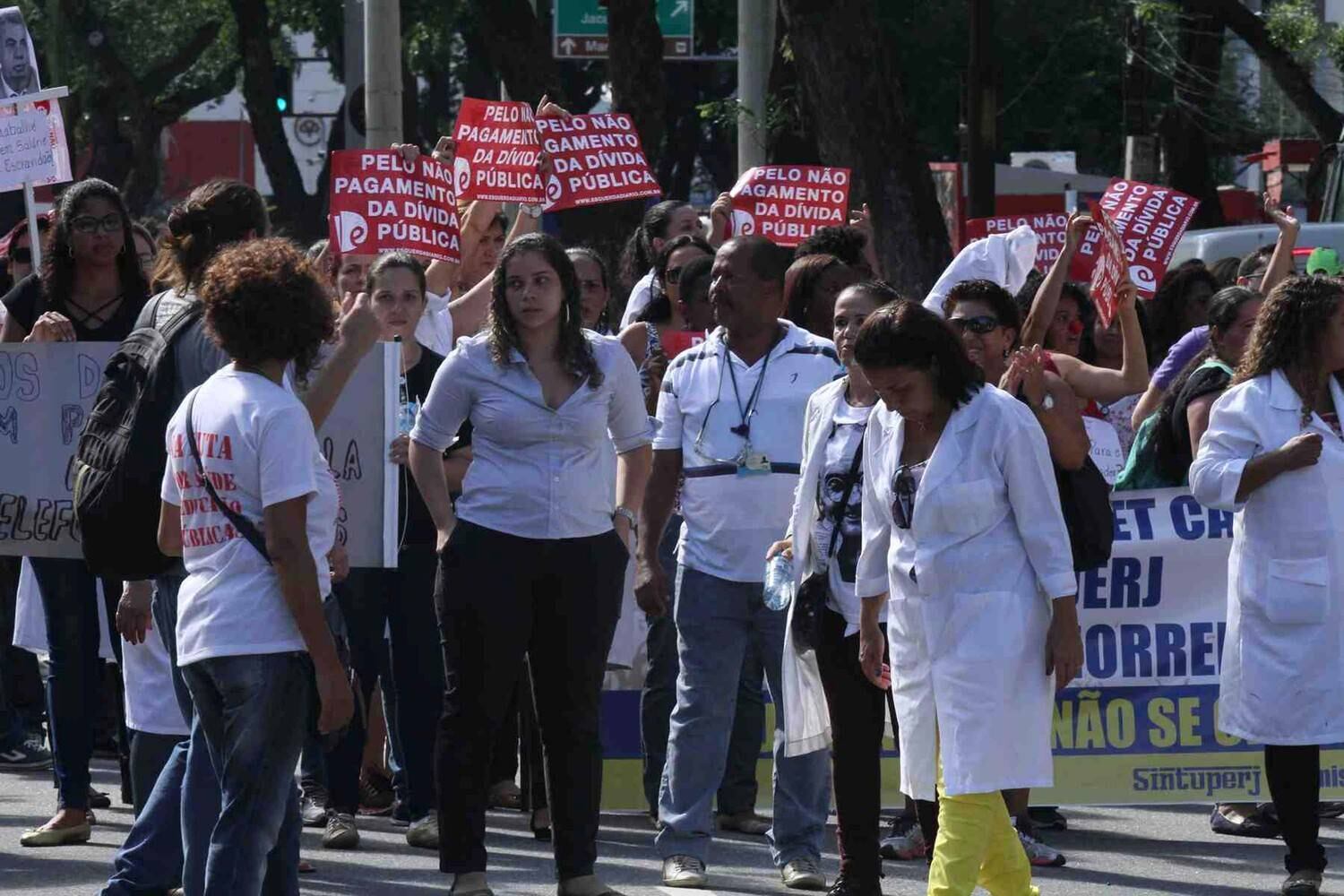 Manifestantes protestam contra parcelamento de salários